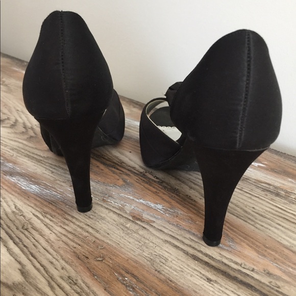 Black bow front heels. Size 6 - Picture 4 of 6